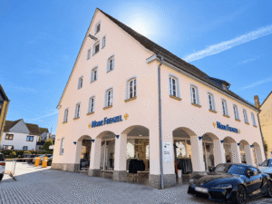 Elegante Stadthausfassade mit Arkaden